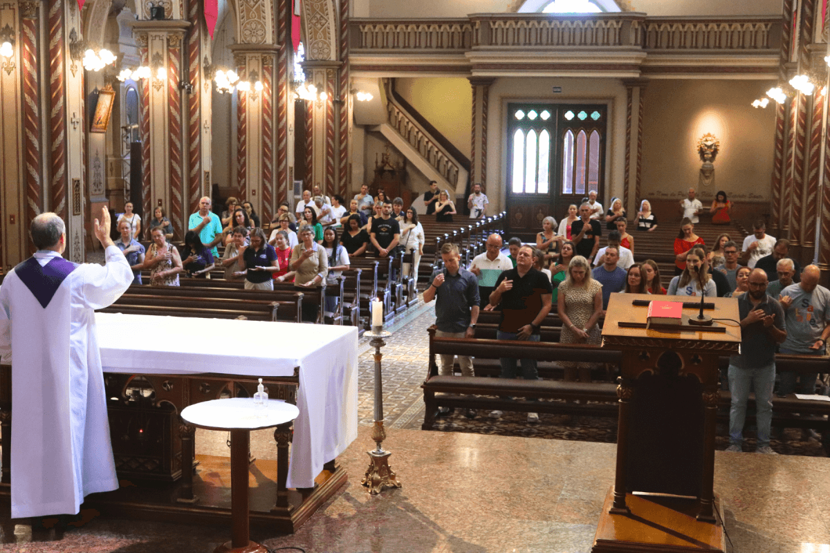 Missa de início do ano letivo reúne professores, religiosas e religiosos na Catedral Diocesana de Caxias do Sul