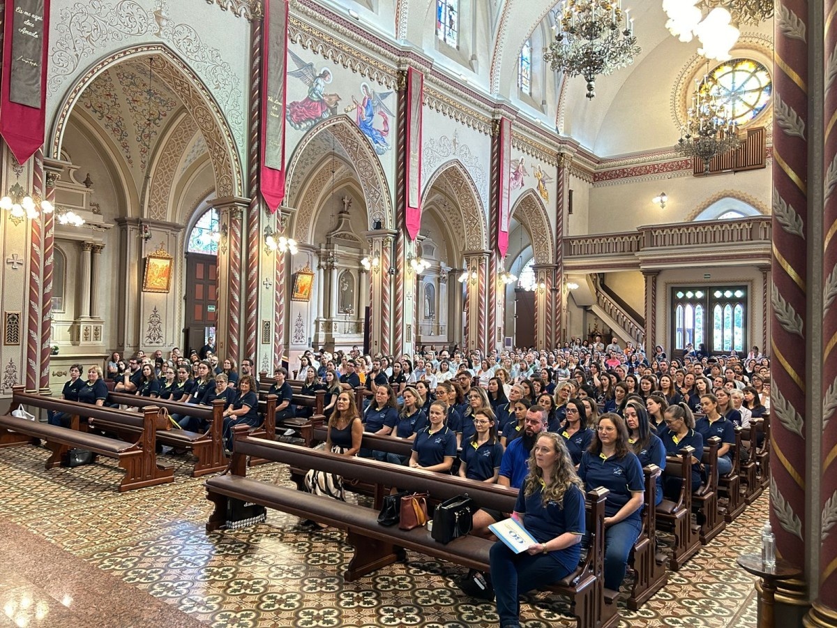 Missa presidida por Dom José Gislon marca o Dia ANEC 2024, com professores das escolas de inspiração católica