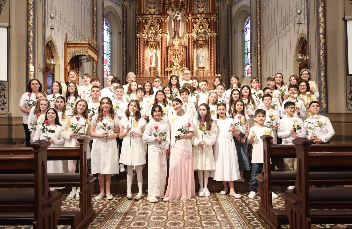 Foto de capa da notícia Catedral Diocesana de Caxias do Sul celebra a Primeira Eucaristia de 96 crianças