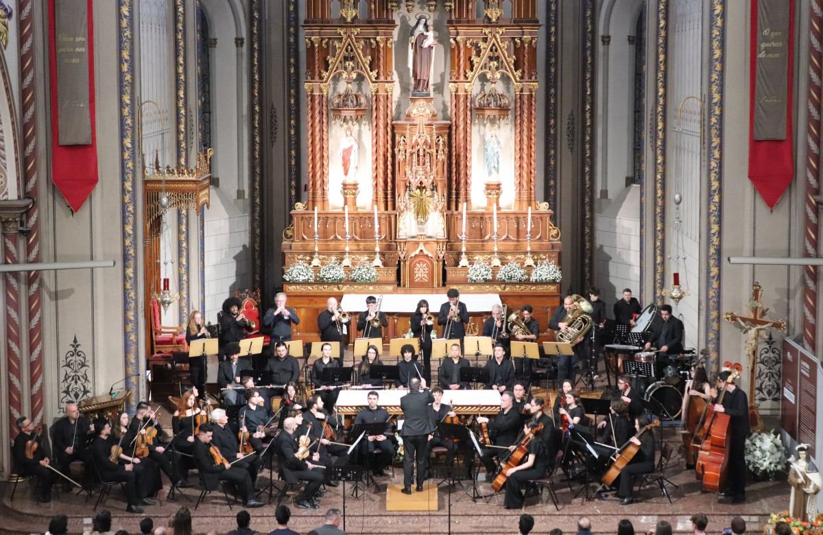 Foto de capa da notícia Concerto da Orquestra Acadêmica da UCS na Festa de Santa Teresa D'Ávila emociona o público na Catedral Diocesana de Caxias