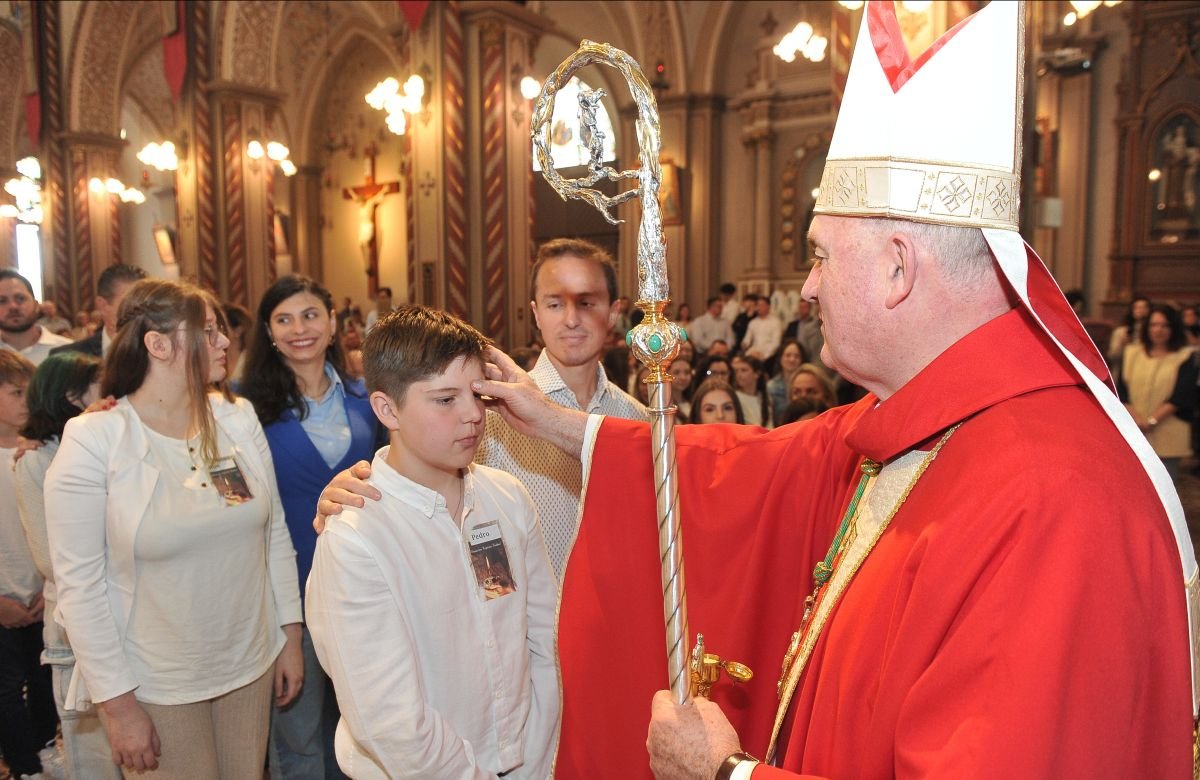 Foto de capa da notícia Em Missa solene na Catedral Diocesana de Caxias do Sul, 71 jovens recebem a unção com o óleo do Crisma