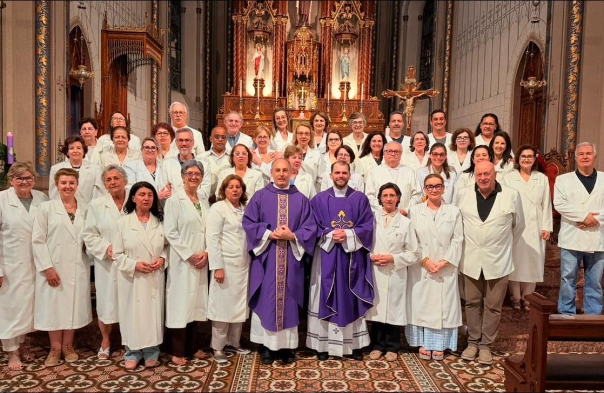 Foto de capa da notícia Catedral de Caxias do Sul celebra renovação da missão de 49 Ministros da Eucaristia e realiza o envio de 08 novos