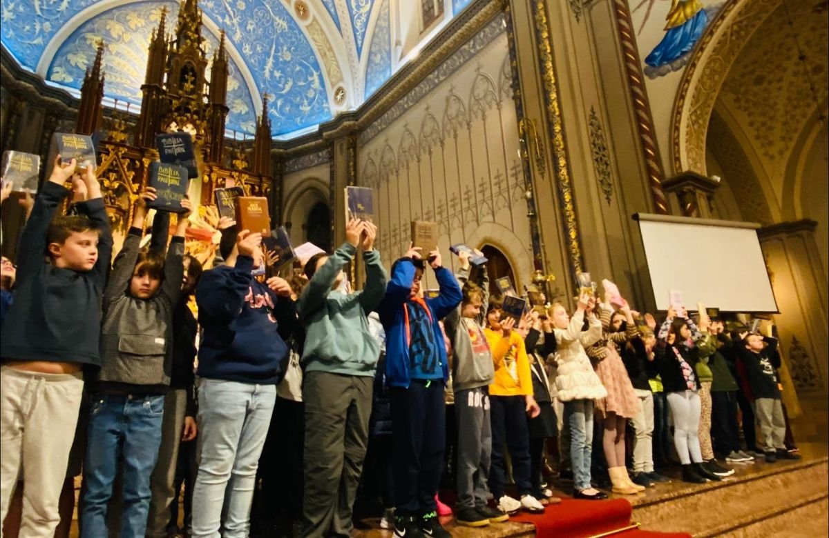 Foto de capa da notícia Catequizandos da Eucaristia 1 participam da celebração de entrega da Bíblia, na Catedral de Caxias