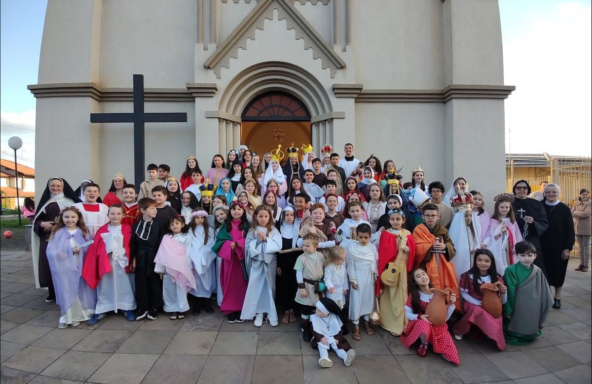 Foto de capa da notícia Solenidade de Todos os Santos é celebrada com crianças revestidas de santos em paróquias da Diocese de Caxias