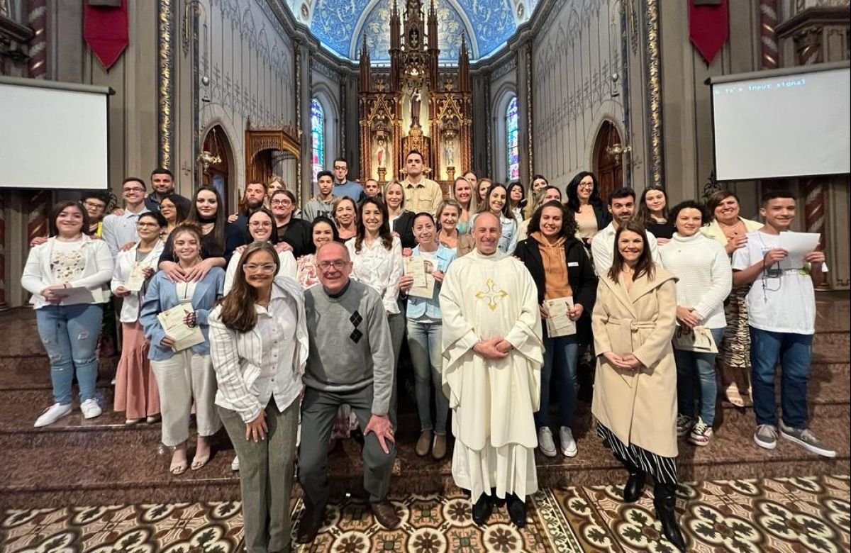 Foto de capa da notícia Grupo de catequizandos adultos recebe o Sacramento da Crisma na Catedral Diocesana