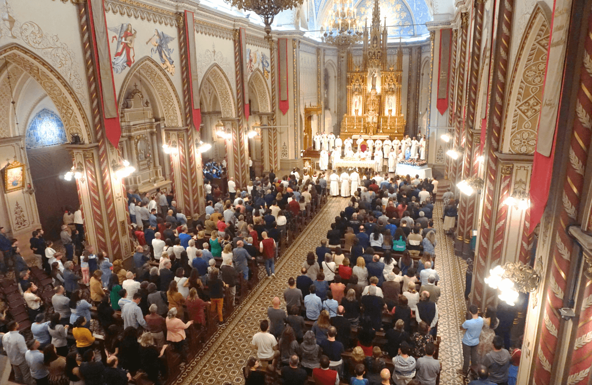 Foto de capa da notícia Diocese de Caxias do Sul celebra 90 anos de criação com visita da imagem de Caravaggio e Catedral lotada