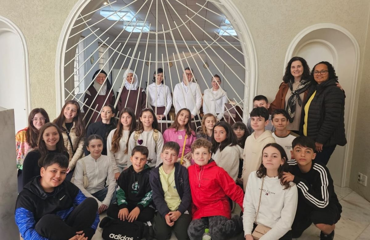 Foto de capa da notícia Catequizandos da Crisma 1  da Catedral Diocesana visitam o Carmelo do Menino Jesus