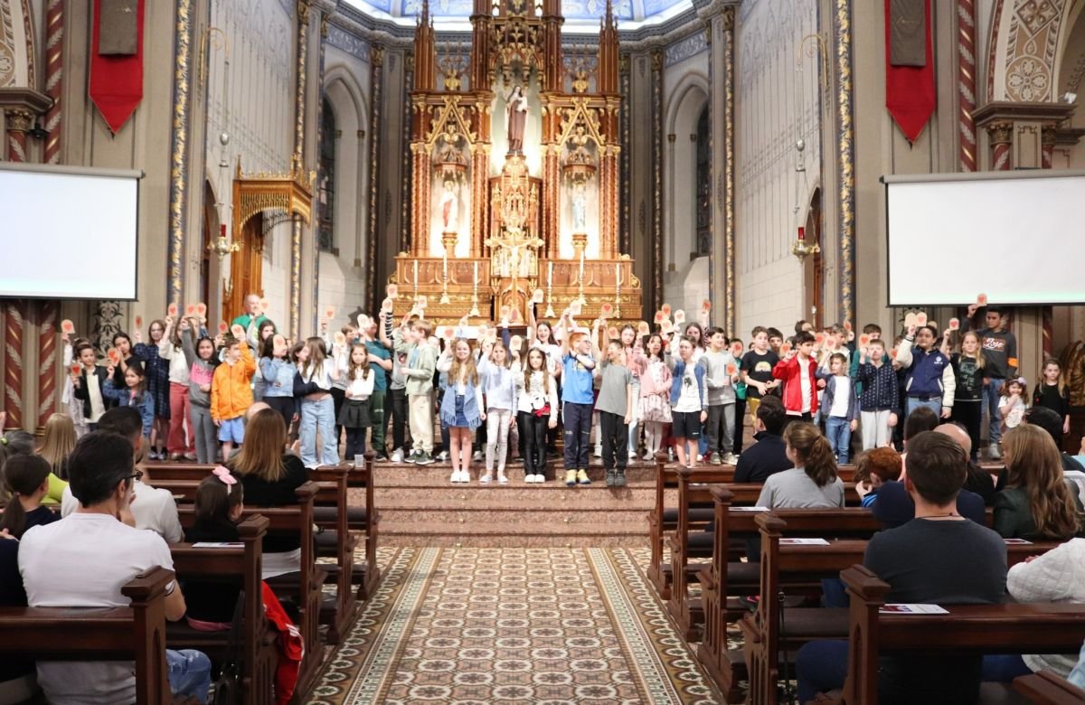 Foto de capa da notícia Catequizandos da Eucaristia 1 participam da celebração de entrega da "Lei de Deus", na Catedral de Caxias