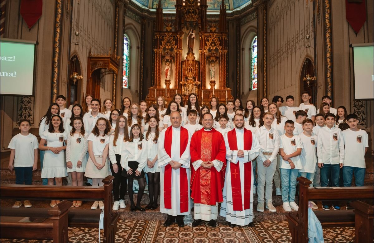 Foto de capa da notícia Em Missa solene na Catedral Diocesana de Caxias do Sul, 54 jovens recebem a unção com o óleo do Crisma