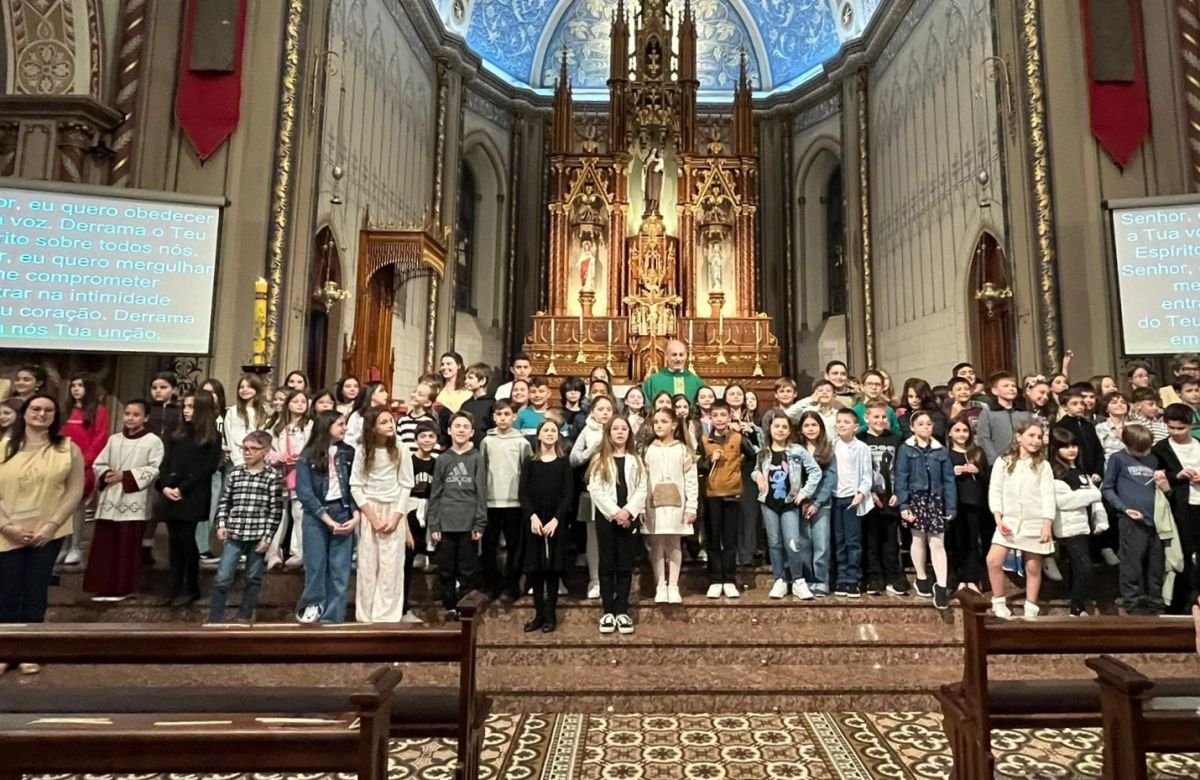 Foto de capa da notícia Catequizandos da Eucaristia 1 da Catedral de Caxias concluem etapa com a renovação das promessas do Batismo