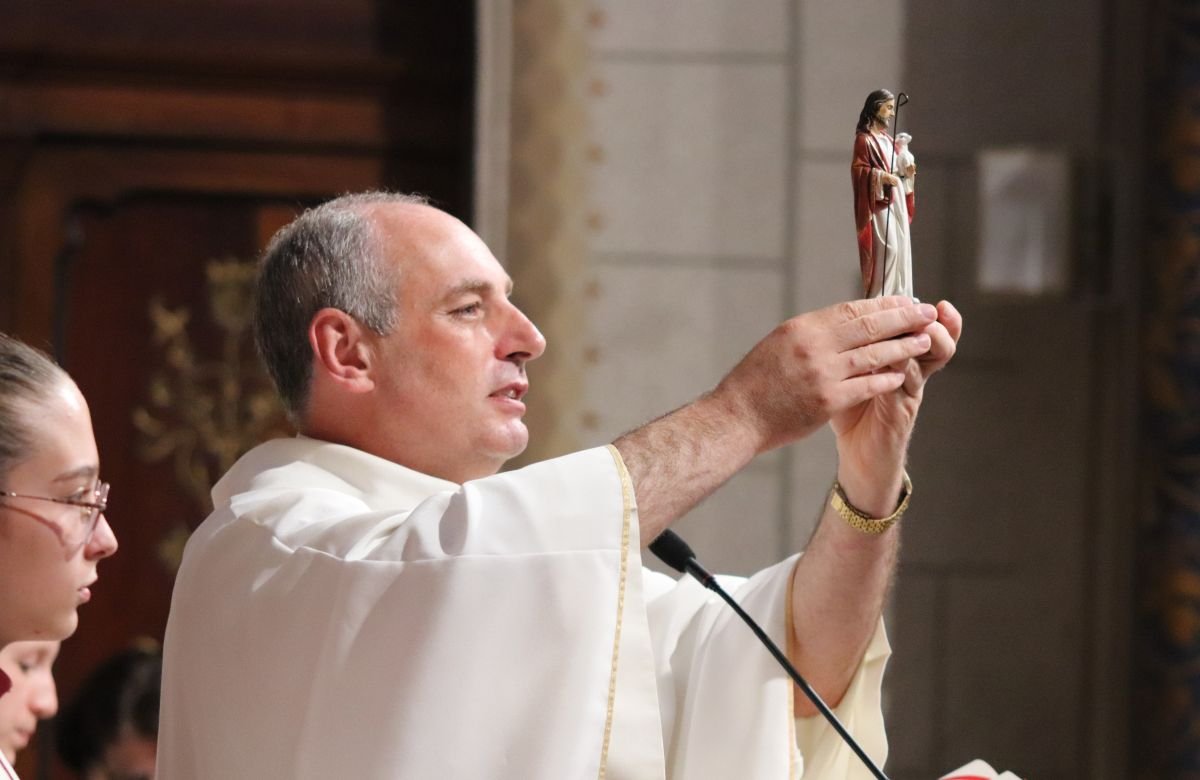 Foto de capa da notícia Comunidade da Catedral de Caxias do Sul celebra os 21 anos de sacerdócio do padre Volnei Vanassi