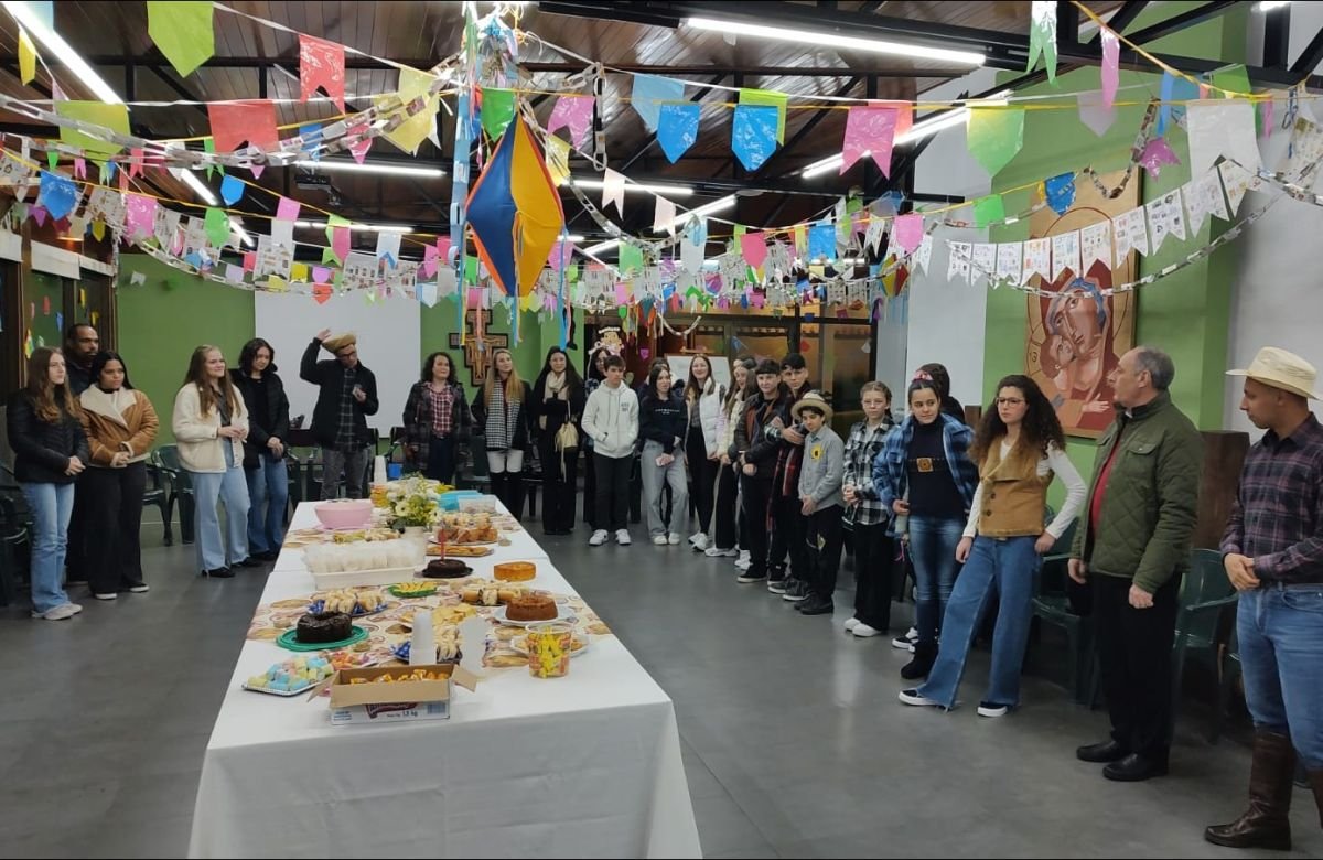 Foto de capa da notícia Grupo de Jovens da Catedral Diocesana de Caxias confraterniza em Festa Junina