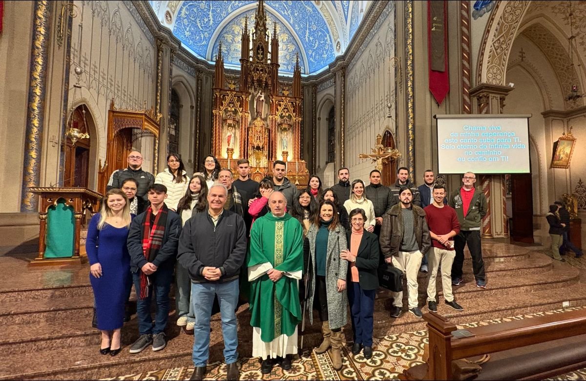 Foto de capa da notícia Adultos que irão receber os sacramentos da Iniciação à Vida Cristã na Catedral de Caxias participam da entrega do "Pai Nosso"
