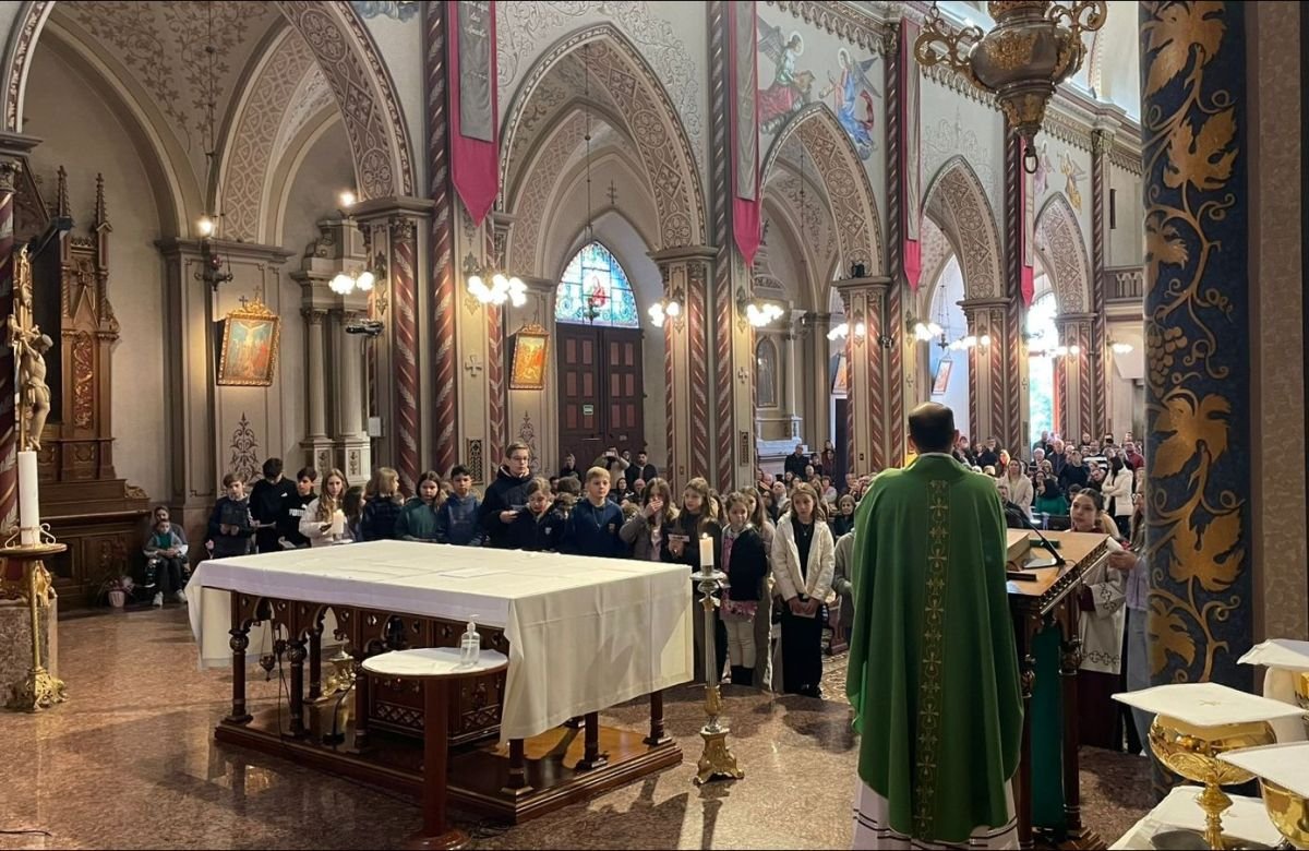 Foto de capa da notícia Catequizandos que irão receber a Primeira Eucaristia na Catedral de Caxias participam celebração de entrega do Creio