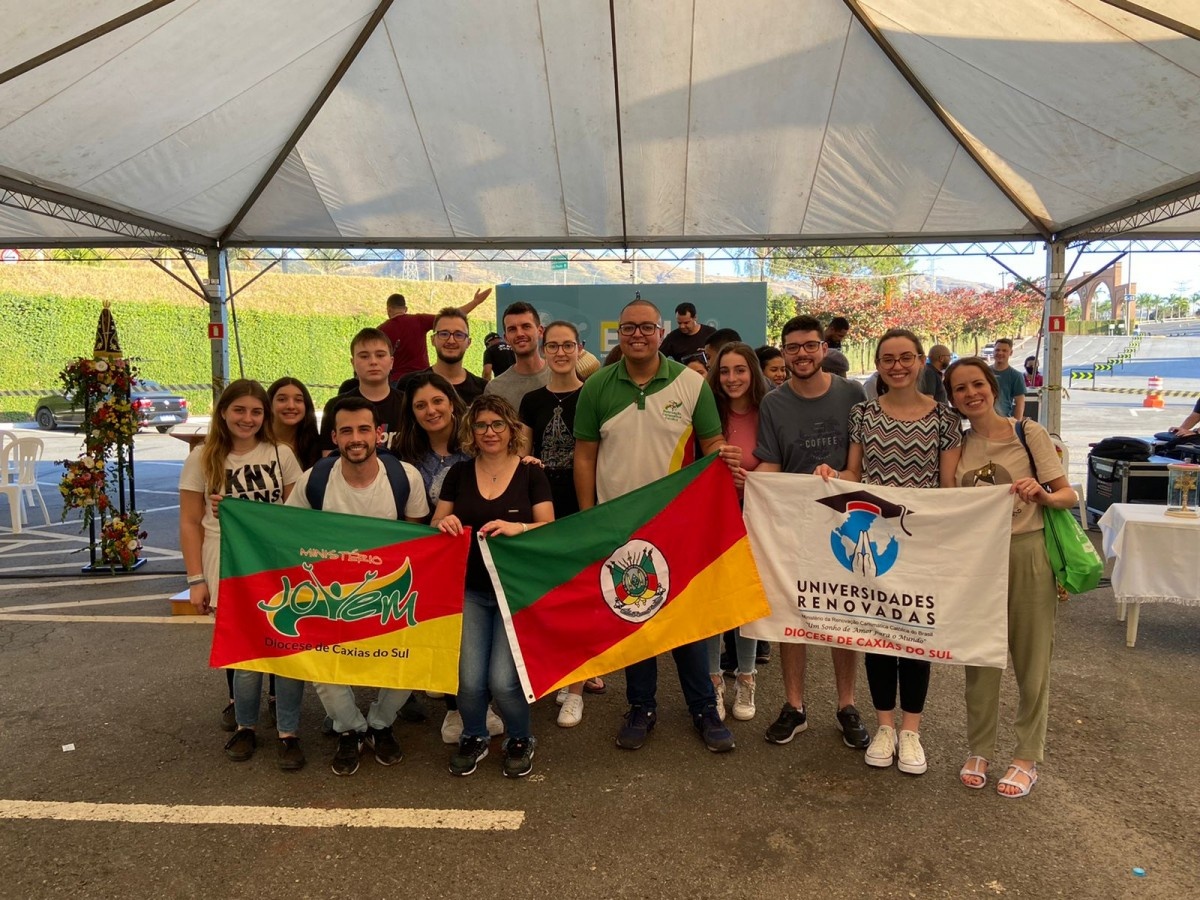 Jovens da Catedral Diocesana participam de Encontro Nacional de Jovens da RCC