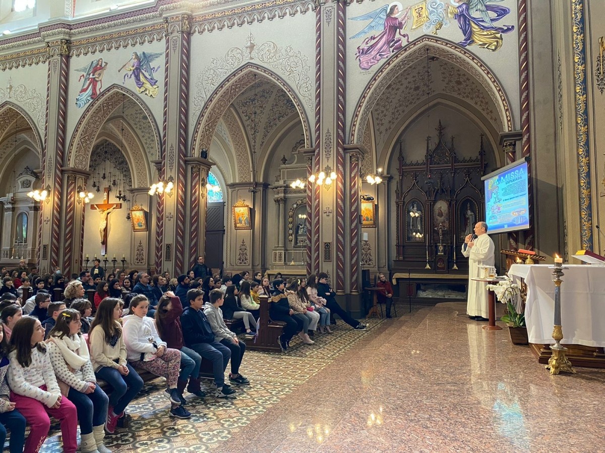 Catequizandos da Eucaristia 1 e 2 participam da "Missa Explicada"