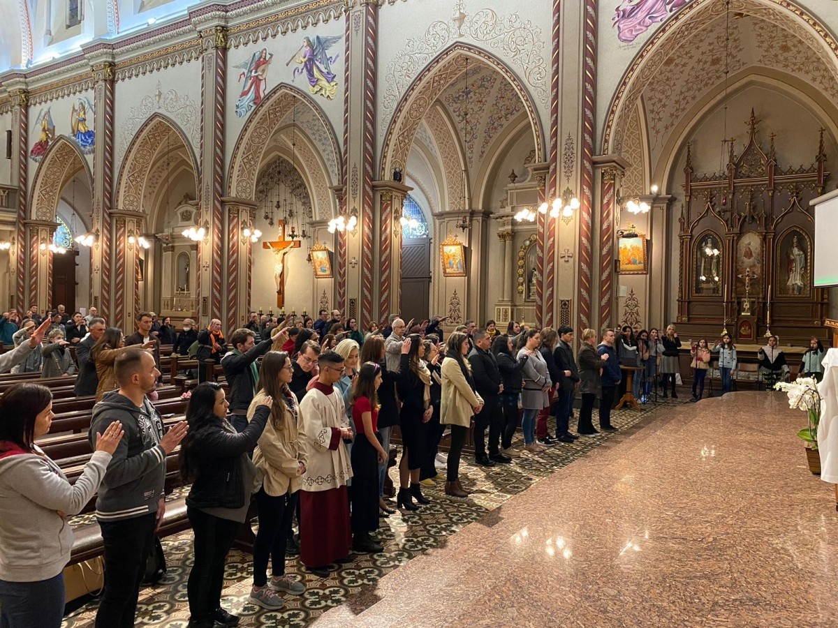 Catedral de Caxias celebra rito da "eleição ao catecumenato" dos candidatos aos sacramentos da IVC
