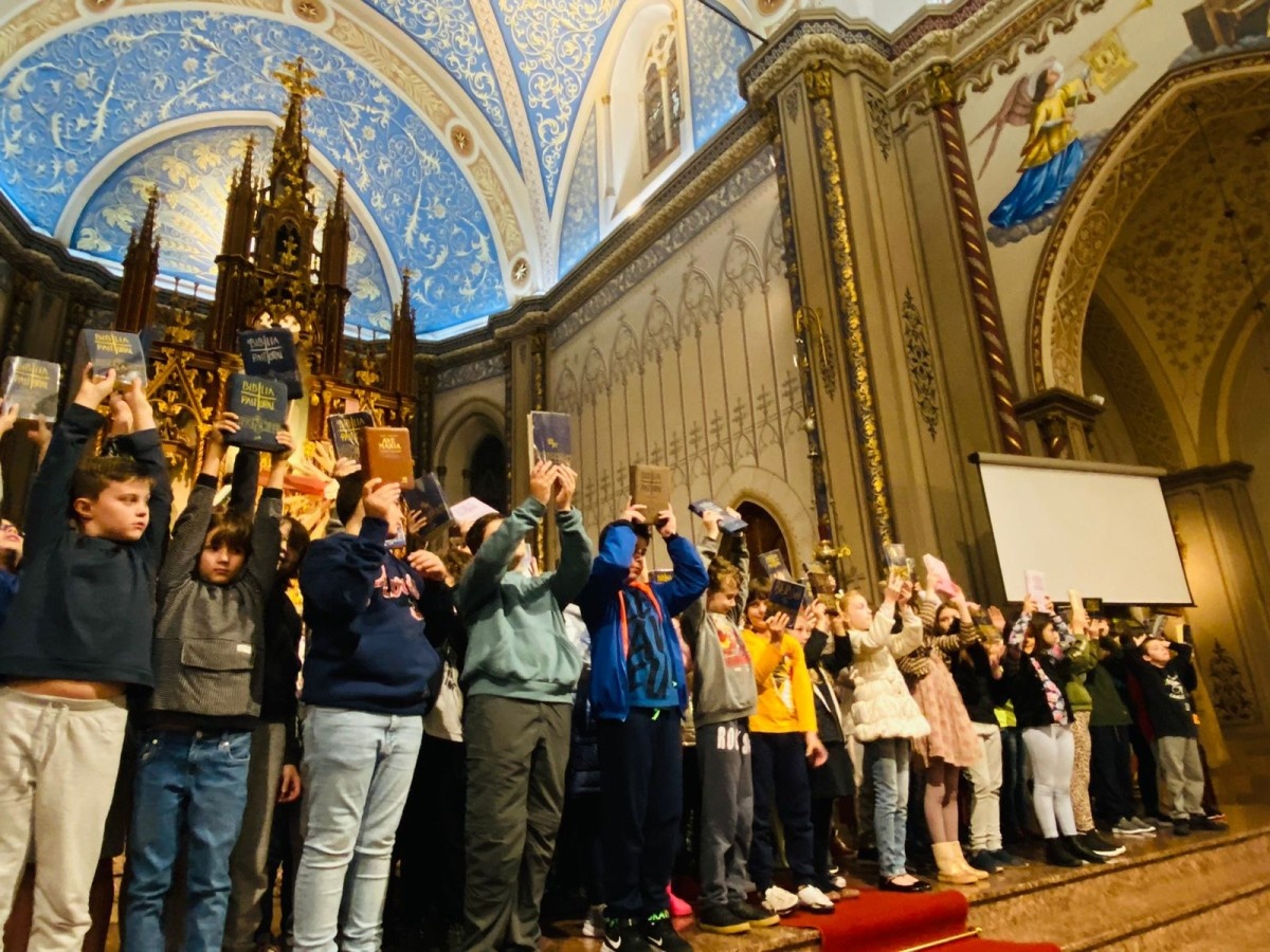 Catequizandos da Eucaristia 1 participam da celebração de entrega da Bíblia, na Catedral de Caxias