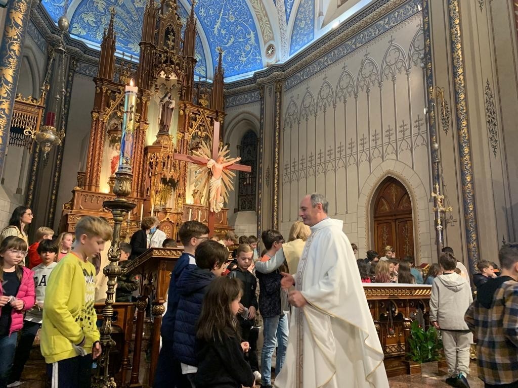 Catequizandos da Eucaristia 1 participam da celebração de entrega do Terço, na Catedral de Caxias
