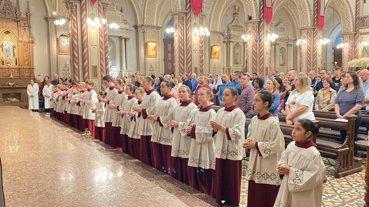 Catedral de Caxias do Sul celebra investidura de 23 novos coroinhas no II Domingo do Advento