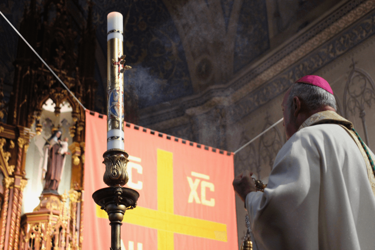 Com a bênção do fogo e o acendimento do Círio Pascal, Dom José Gislon preside a Vigília Pascal na Catedral de Caxias