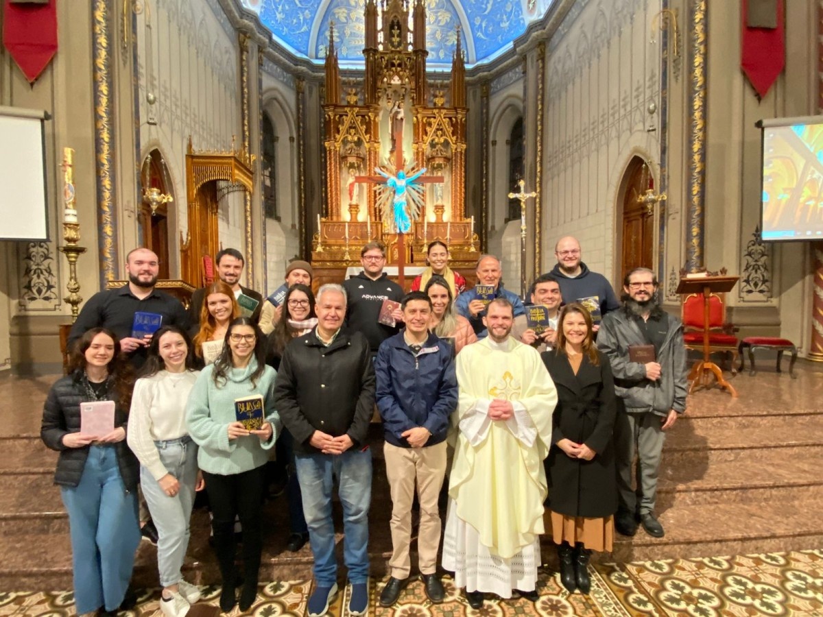 Missa marca o rito de entrega da Bíblia aos catequizandos adultos da Catedral de Caxias do Sul