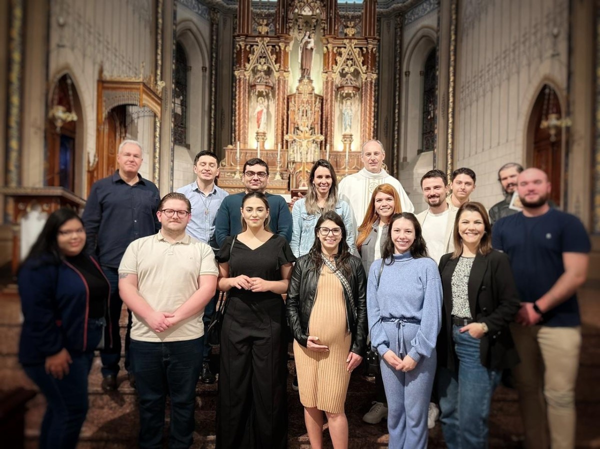 Adultos que irão receber os sacramentos da Iniciação à Vida Cristã na Catedral de Caxias participam da entrega do "Creio"