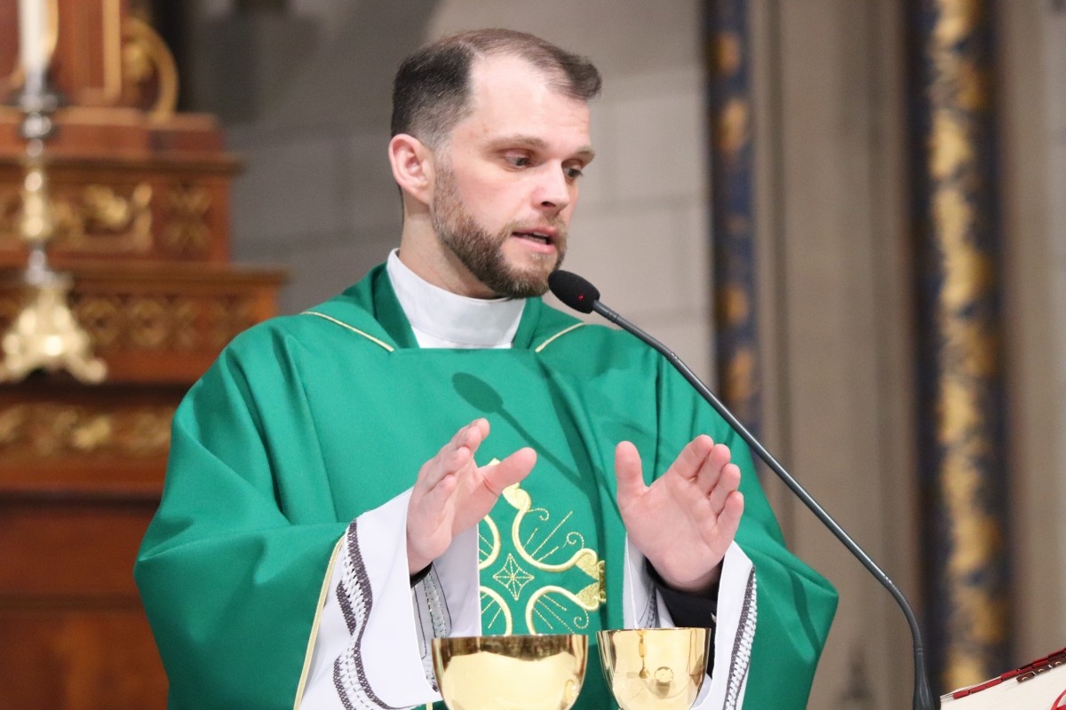 Comunidade da Catedral de Caxias se reúne para celebrar a vida do vigário paroquial, padre Tiago Camozzato