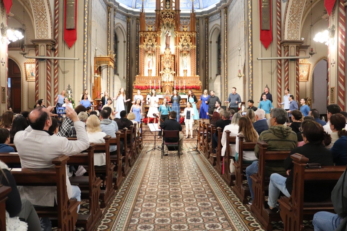 Missa, apresentação do Coral e confraternização marcam o "Natal dos Amigos da Catedral de Caxias"