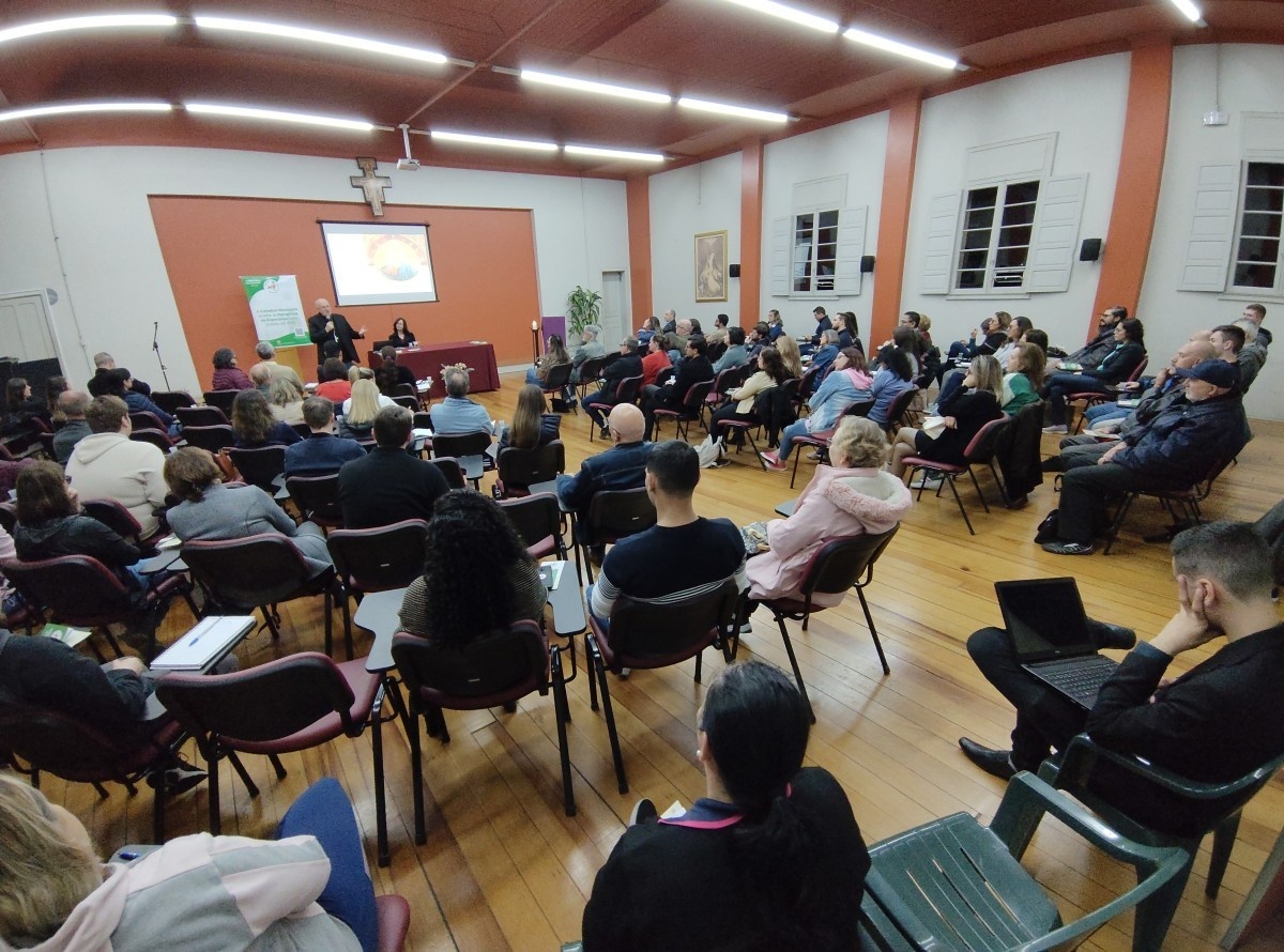 Aula com Dom José Gislon dá abertura à Escola de Teologia e Bíblia da Região Pastoral de Caxias do Sul