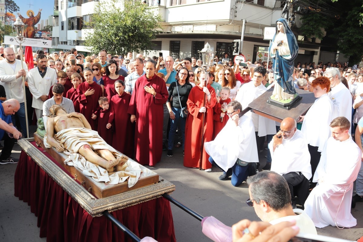 Procissão do encontro entre o Cristo Morto e Nossa Senhora das Dores reúne 8 mil pessoas, em Caxias do Sul
