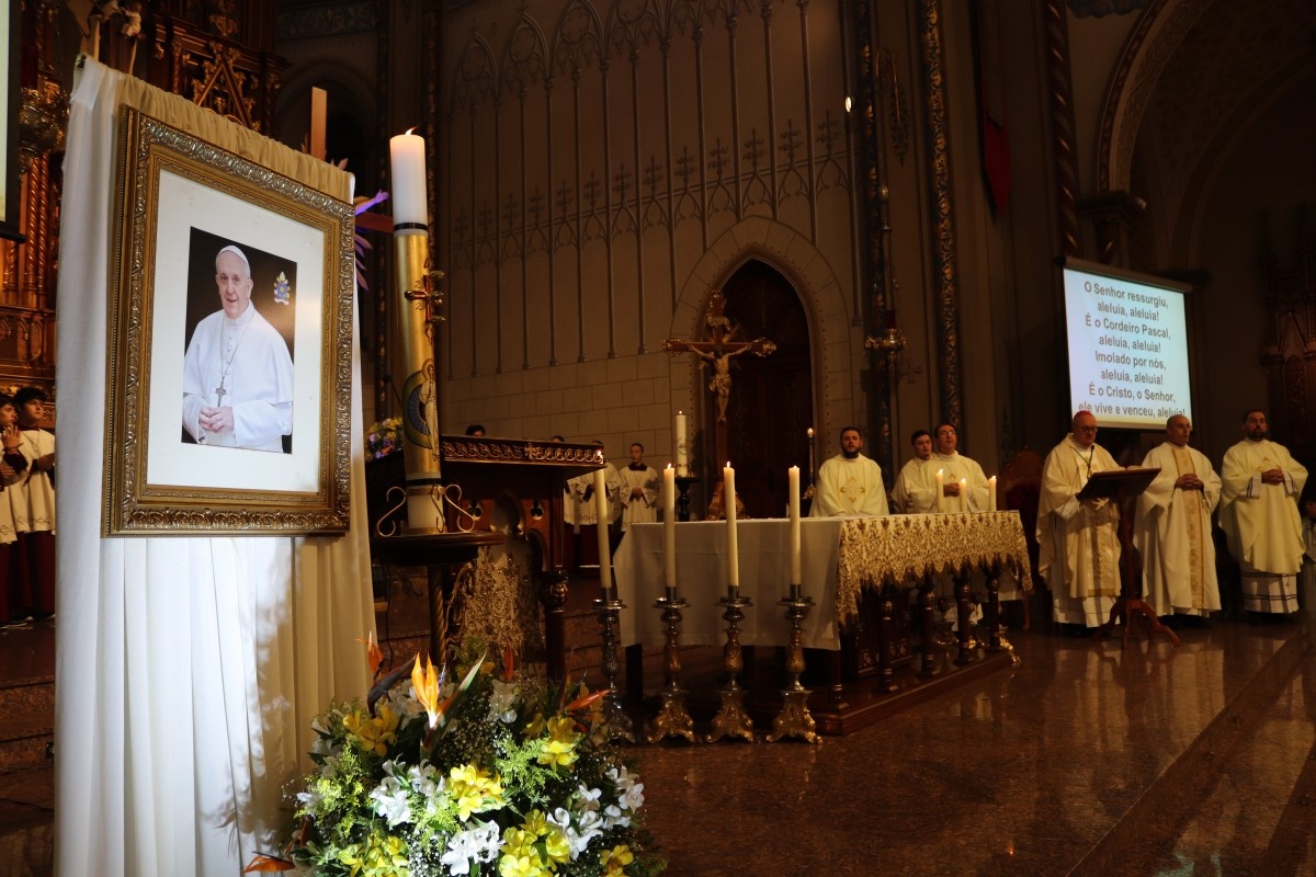 Dom José Gislon preside Missa em sufrágio pelo Papa Francisco, na Catedral de Caxias do Sul