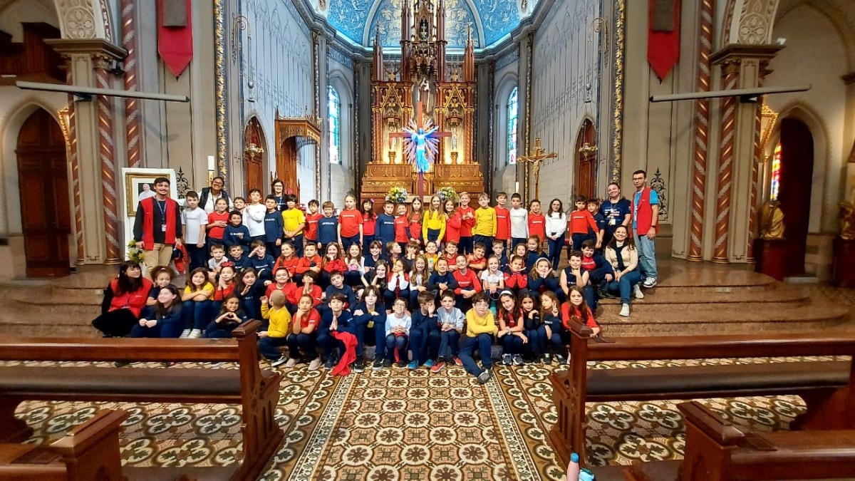 Encantamento e aprendizado: estudantes do Colégio Murialdo visitam a Catedral Diocesana de Caxias
