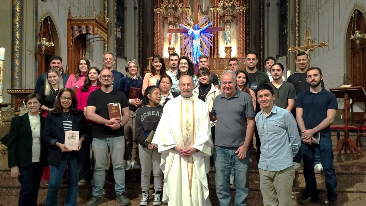 Catedral de Caxias do Sul celebra apresentação das turmas de catequizandos adultos e realiza a entrega da Bíblia