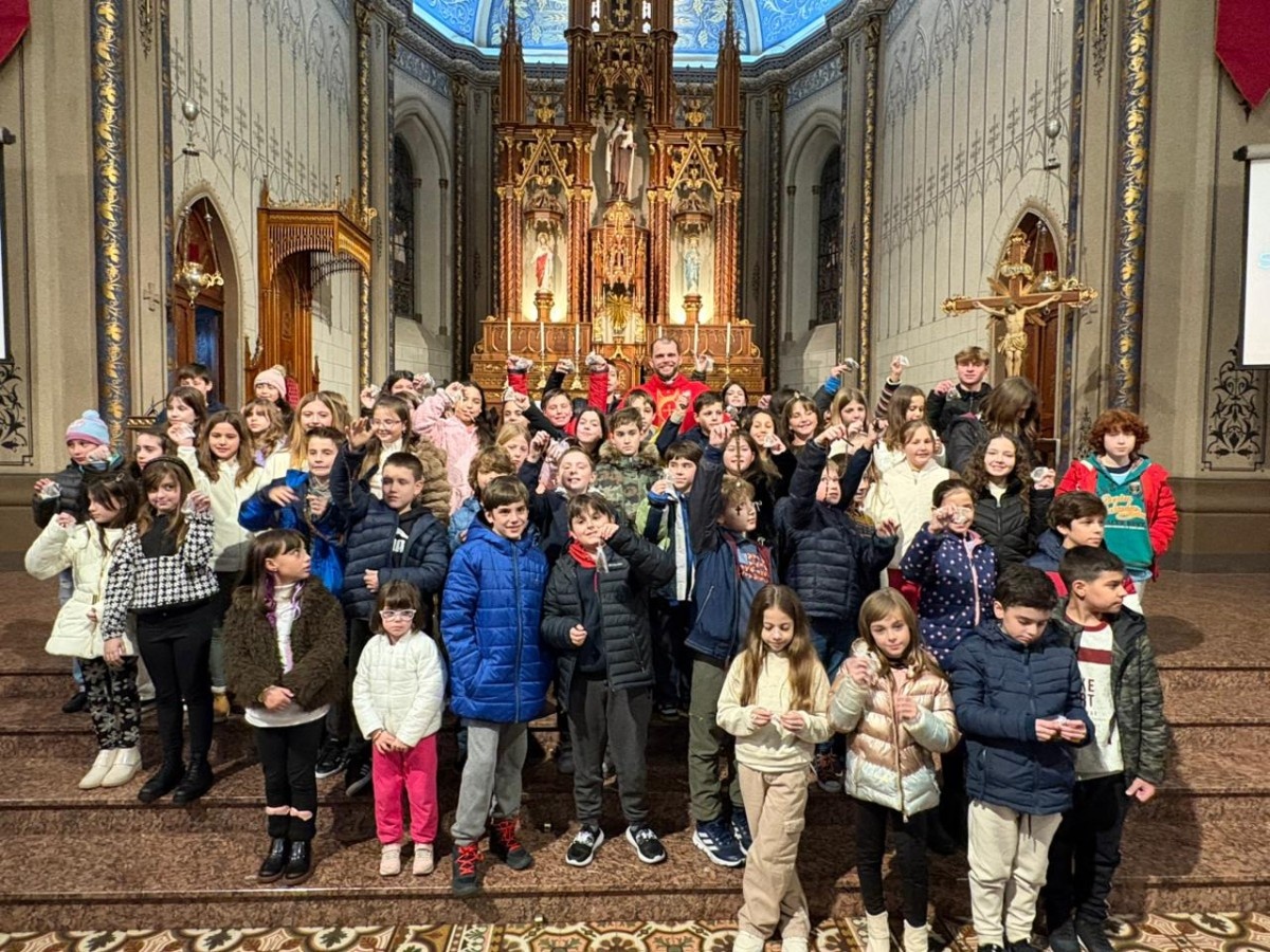 Catequizandos da Eucaristia 1 participam da celebração de entrega do Terço, na Catedral Diocesana de Caxias