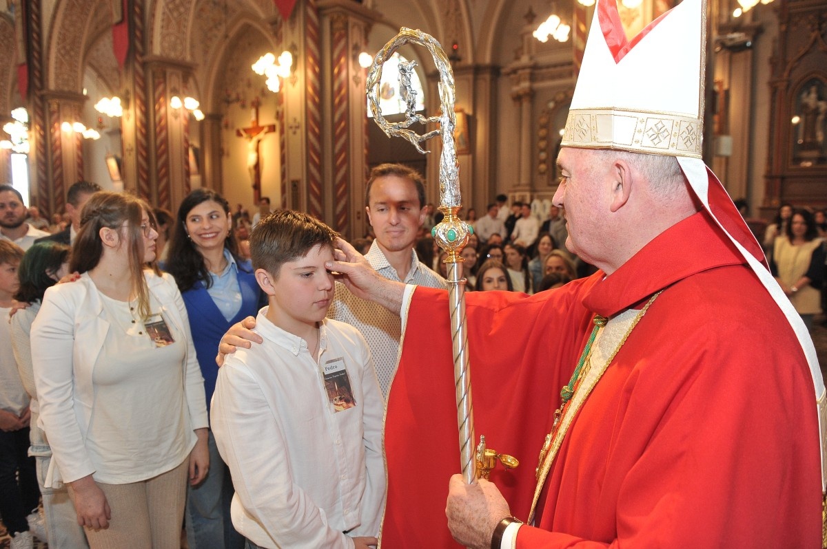 Em Missa solene na Catedral Diocesana de Caxias do Sul, 71 jovens recebem a unção com o óleo do Crisma