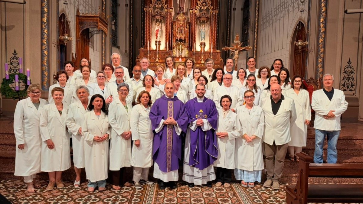 Catedral de Caxias do Sul celebra renovação da missão de 49 Ministros da Eucaristia e realiza o envio de 08 novos