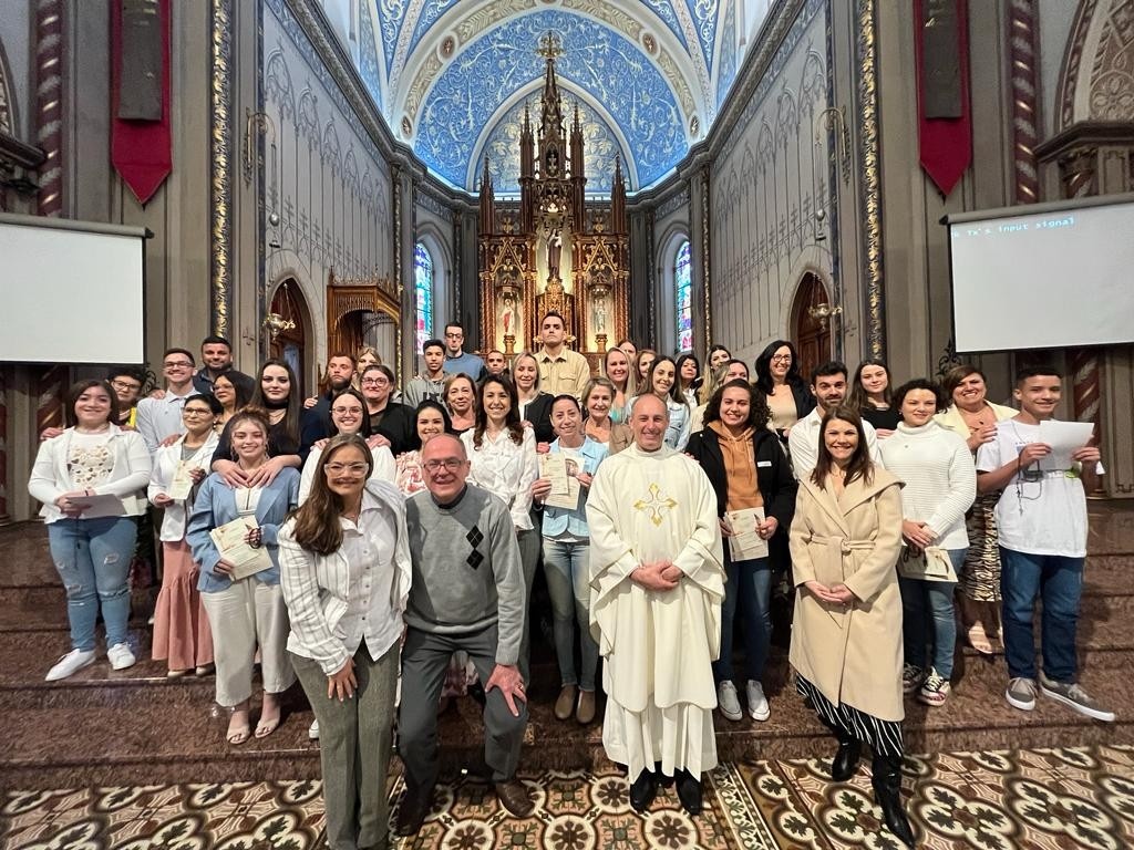 Grupo de catequizandos adultos recebe o Sacramento da Crisma na Catedral Diocesana