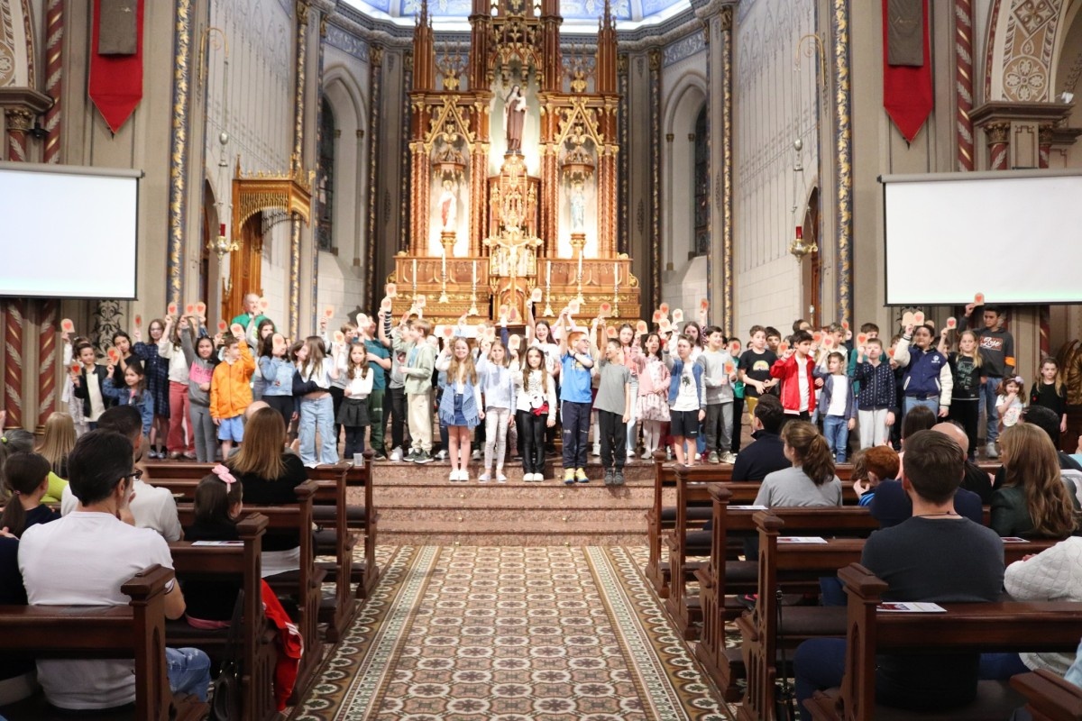 Catequizandos da Eucaristia 1 participam da celebração de entrega da "Lei de Deus", na Catedral de Caxias