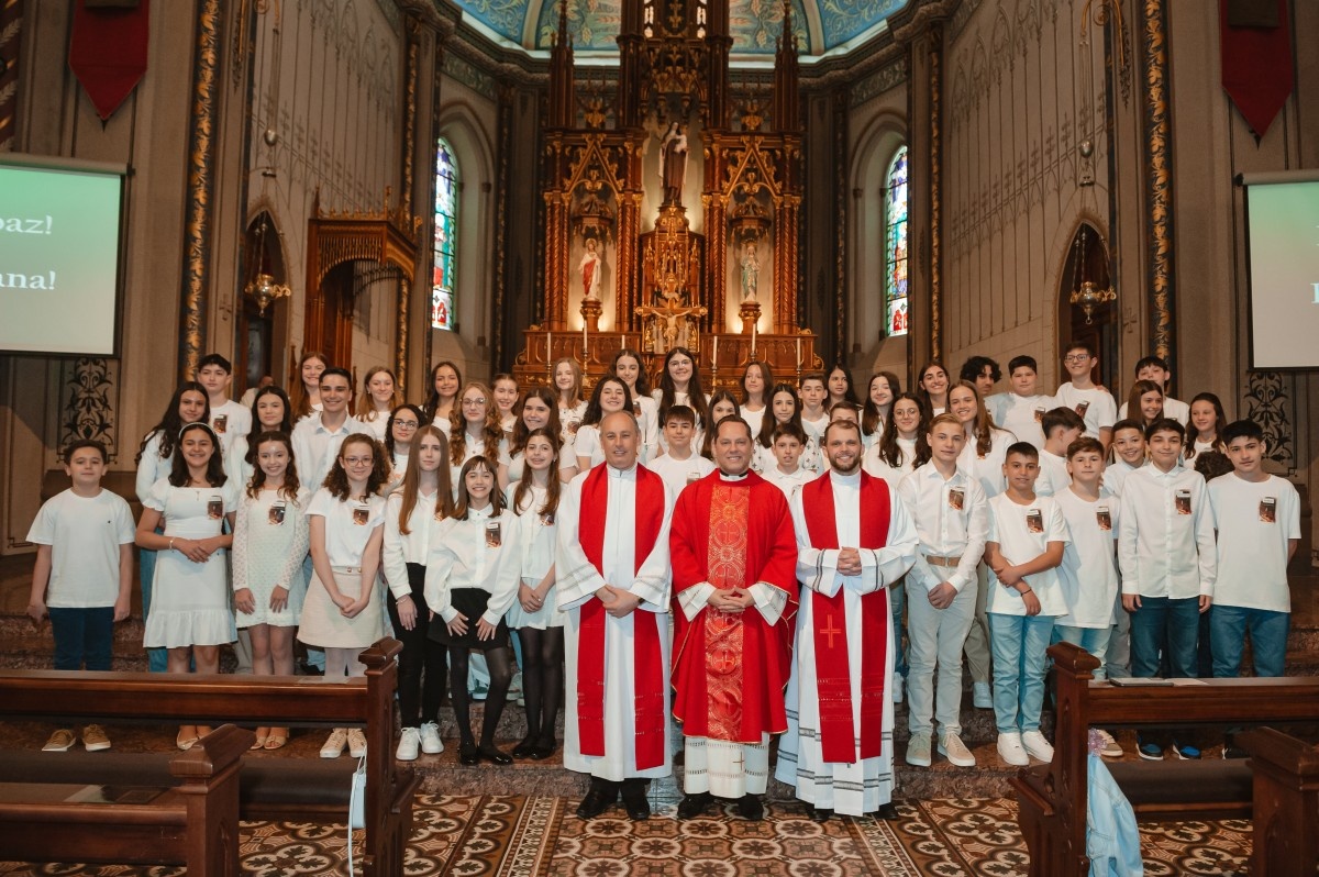 Em Missa solene na Catedral Diocesana de Caxias do Sul, 54 jovens recebem a unção com o óleo do Crisma