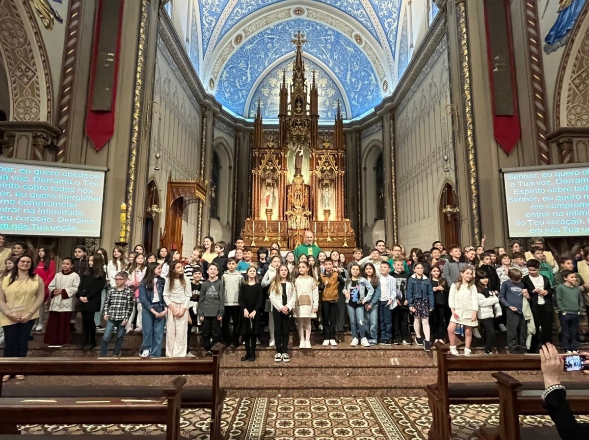 Catequizandos da Eucaristia 1 da Catedral de Caxias concluem etapa com a renovação das promessas do Batismo