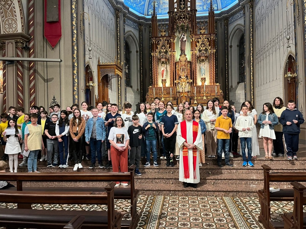 Catedral Diocesana de Caxias do Sul celebra a conclusão da etapa da Crisma 1 de 80 catequizandos