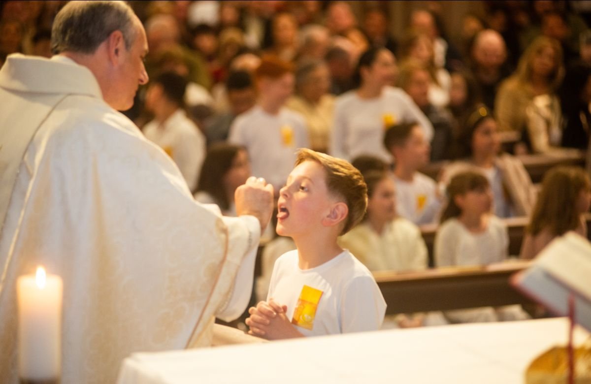 Foto de capa da notícia Catedral Diocesana de Caxias do Sul celebra a Primeira Eucaristia de 102 crianças