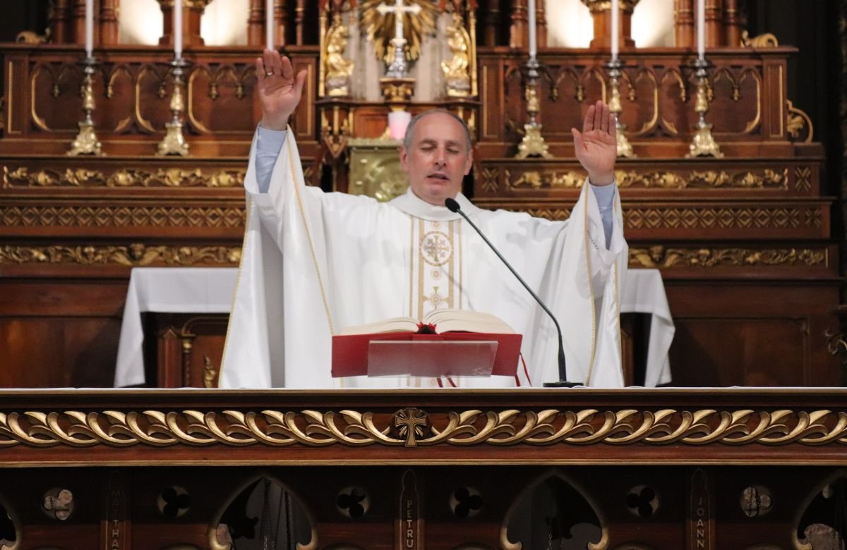 Foto de capa da notícia Comunidade da Catedral de Caxias do Sul se reúne para celebrar a vida do pároco, padre Volnei Vanassi