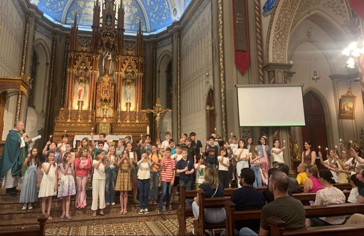 Foto de capa da notícia Catedral de Caxias celebra a conclusão etapa da Eucaristia 1 de 105 crianças e de 102 catequizandos da Eucaristia 2