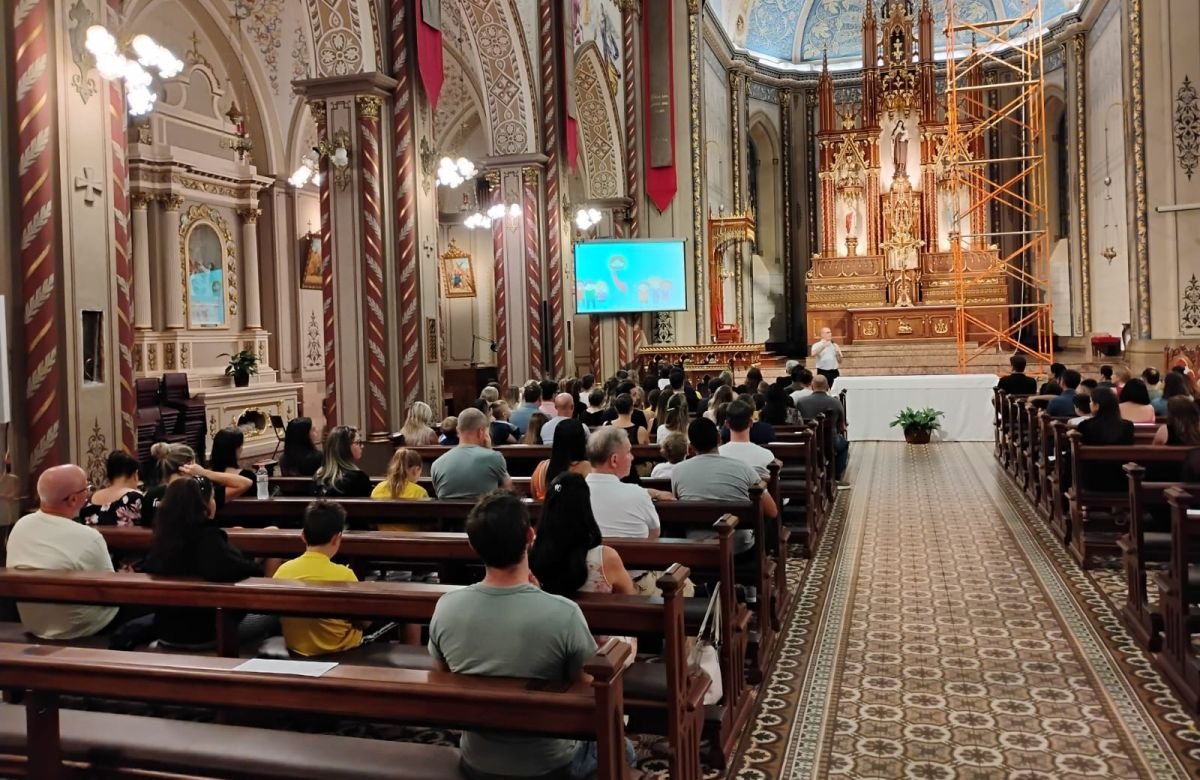 Foto de capa da notícia Pais dos catequizandos da Eucaristia 1 participam de encontro com o pároco da Catedral de Caxias, padre Volnei Vanassi