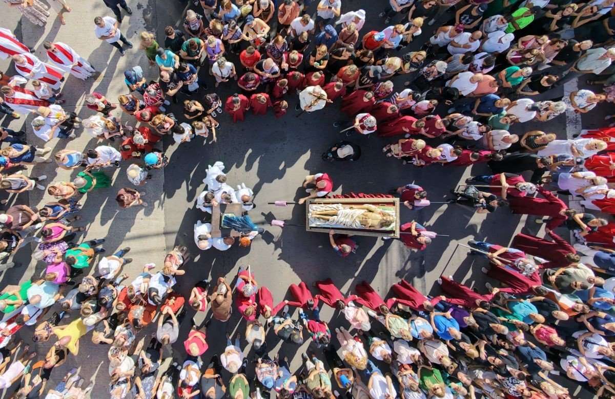 Foto de capa da notícia Mais de 8 mil pessoas participam da celebração da Paixão e procissão do encontro do Cristo Morto e Nossa Senhora, em Caxias