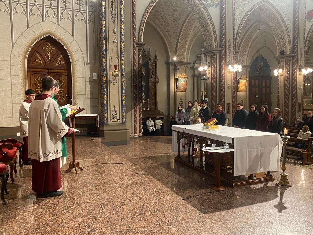 Adultos que irão receber os sacramentos da Iniciação à Vida Cristã na Catedral de Caxias participam da entrega do "Creio"