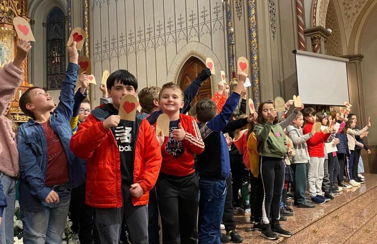 Foto de capa da notícia Catequizandos da Eucaristia 1 participam da celebração de entrega da "Lei de Deus", na Catedral de Caxias