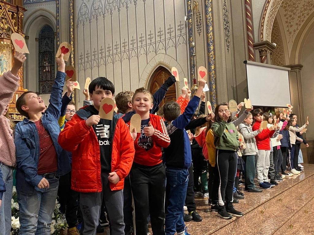 Catequizandos da Eucaristia 1 participam da celebração de entrega da "Lei de Deus", na Catedral de Caxias